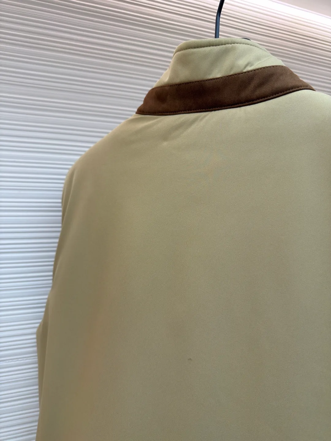 Ralph Lauren Gorham cotton vest ●Original version: Purchased and developed for 4590 ●Item number: 1682478-B50 ●Fabric: nylon fabric ●Technology: splicing production ●Color: khaki ●Version: fitted version ●Weight: about 465 grams ●Size: S-M-L-XL ●Description: Made of high-density nylon. The fabric is not only light and wear-resistant, but also effectively blocks wind and rain from the outside while keeping the inside dry. Made of soft nylon taffeta for a comfortable fit. The various parts of the vest (such as front and back panels, side panels, collar, etc.) are assembled together through precise splicing processes after being cut. When splicing, pay attention to aligning the seams to ensure that the whole piece is smooth and wrinkle-free. For the stitching at the splicing, hidden sewing technology is used to make the stitching less noticeable and improve the aesthetics. At the same time, for parts that are prone to wear and tear, such as collars and cuffs, reinforced splicing or hemming may be used to increase durability. The overall wiring is straight and delicate, the fabric is comfortable and soft, and the color is consistent without color difference. It can be matched with the same style to create a fashionable look and control various occasions. Customized accessories, complete with three standards, same style for men and women!
